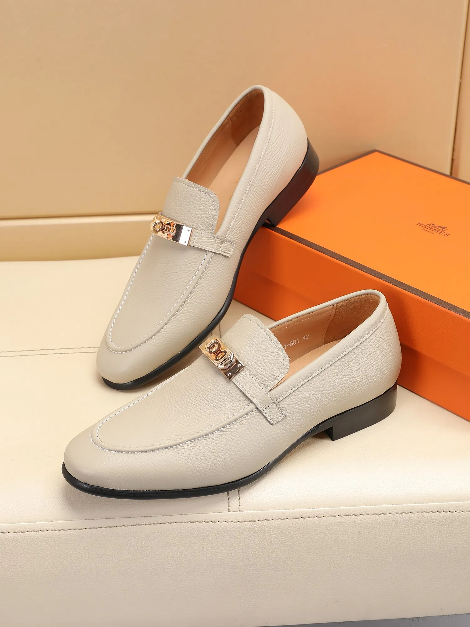 Factory price 440💶[HERMES] (cowhide lining)🍀Italian top luxury🍀He does not pursue novel styles and gorgeous colors, but attracts the favor of successful men with his flawless, elegant and classic style! This very, very comfortable, simple and stable style makes it easy to match any style! The pattern is absolutely 1:1 refined from the original case, and we strive for excellence in materials, imported cowhide + cowhide lining💪💪💪extraordinary texture👍! .Code number: 39 to 44 (38.4546 customized)